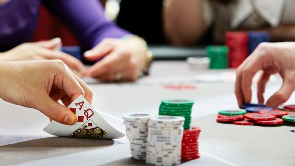 Ăn cắp Poker là gì? Trải nghiệm chơi bài Poker Masters