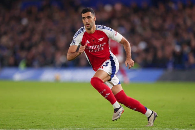 Tiền vệ Mikel Merino thách thức các đồng đội tại Arsenal