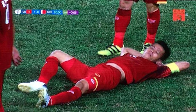 Lãng phí thời gian là gì? Tại sao lãng phí thời gian bị coi là hành vi phi thể thao trong bóng đá?