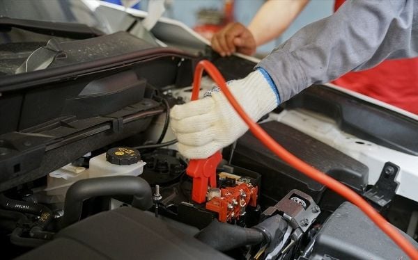 Phải sử dụng thiết bị bảo hộ trong quá trình sửa chữa.