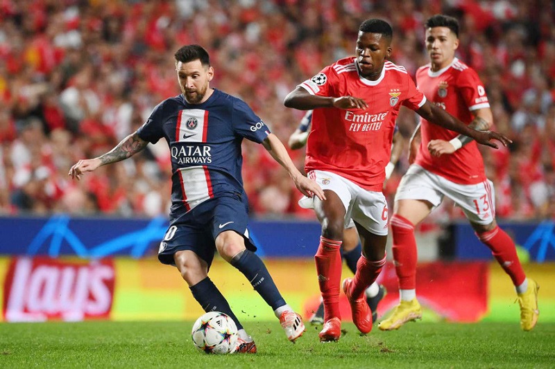 Chuyền bóng là gì? Các kỹ thuật chuyền bóng được trung vệ sử dụng trên sân là gì?