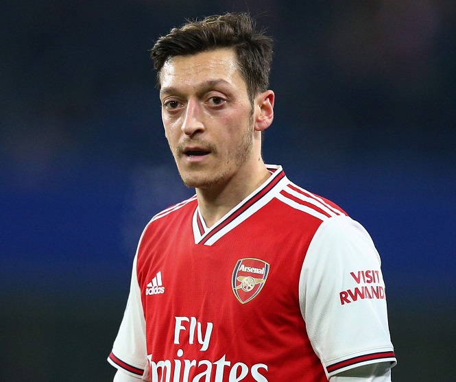 Mesut Ozil là một trong 3 cầu thủ Arsenal chống lại việc giảm lương