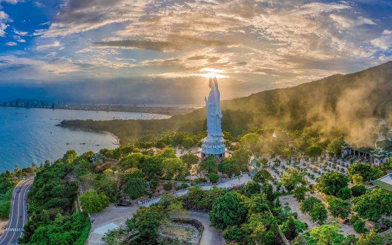 Tượng Phật Quan Âm tại Chùa Linh Ứng Sơn Trà