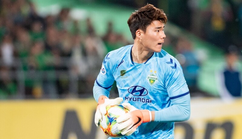 Song Bum-keun là một trong những thủ môn hàng đầu của bóng đá Hàn Quốc hiện tại